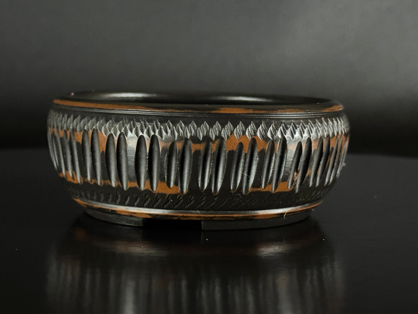 BIGEI 美芸 (Hirata Atsumi 平田あつみ) – 常滑 – 9.5cm Round, Unglazed Carved.