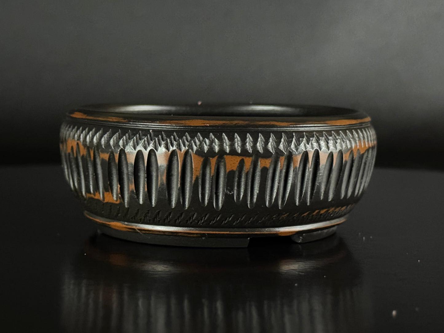 BIGEI 美芸 (Hirata Atsumi 平田あつみ) – 常滑 – 9.5cm Round, Unglazed Carved.