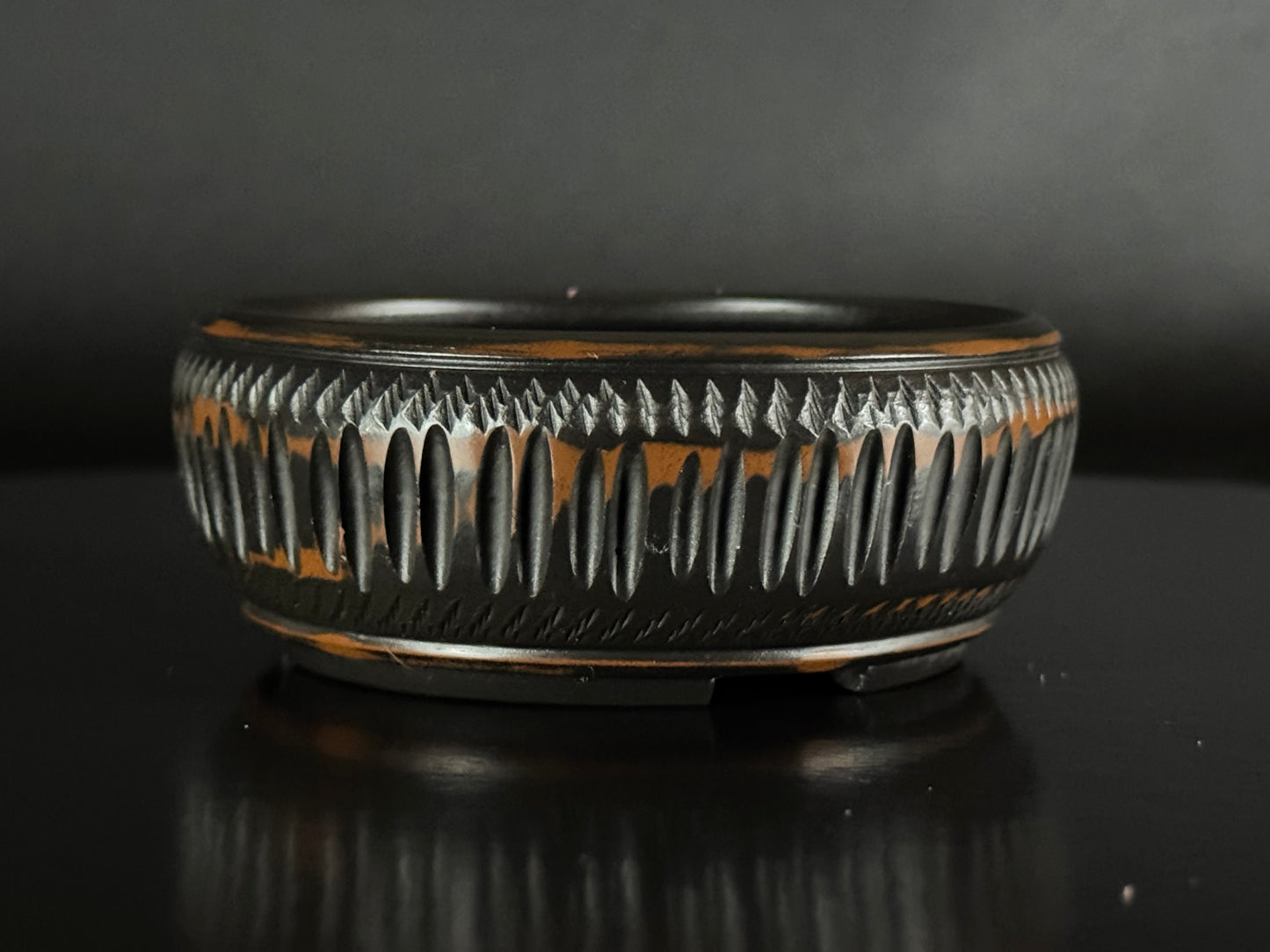 BIGEI 美芸 (Hirata Atsumi 平田あつみ) – 常滑 – 9.5cm Round, Unglazed Carved.