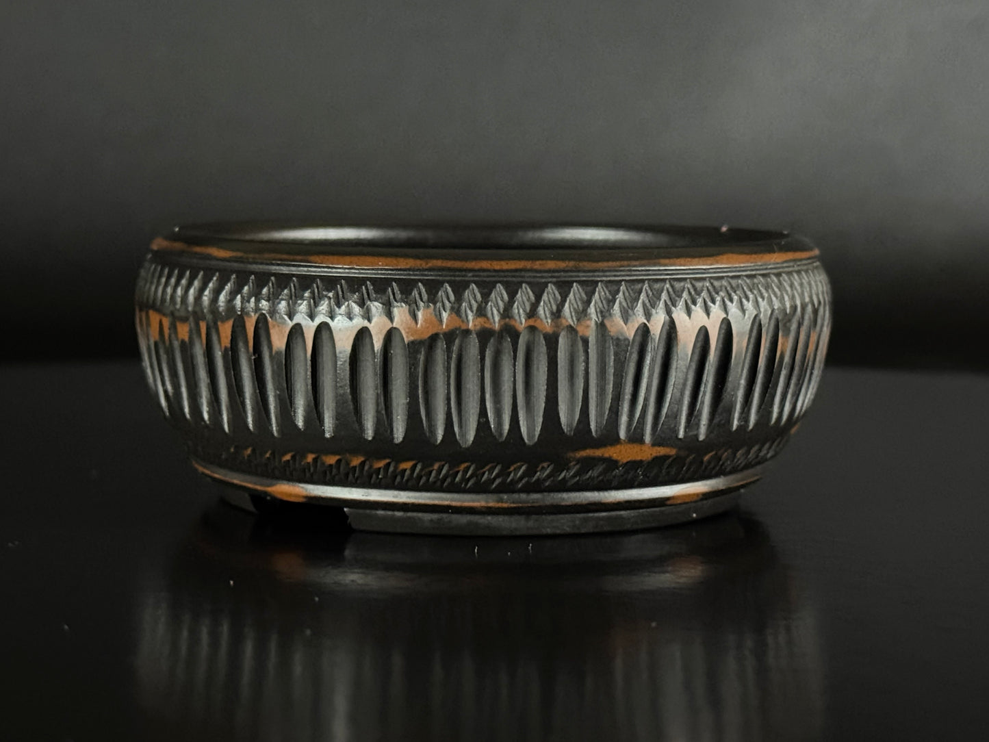 BIGEI 美芸 (Hirata Atsumi 平田あつみ) – 常滑 – 9.5cm Round, Unglazed Carved.