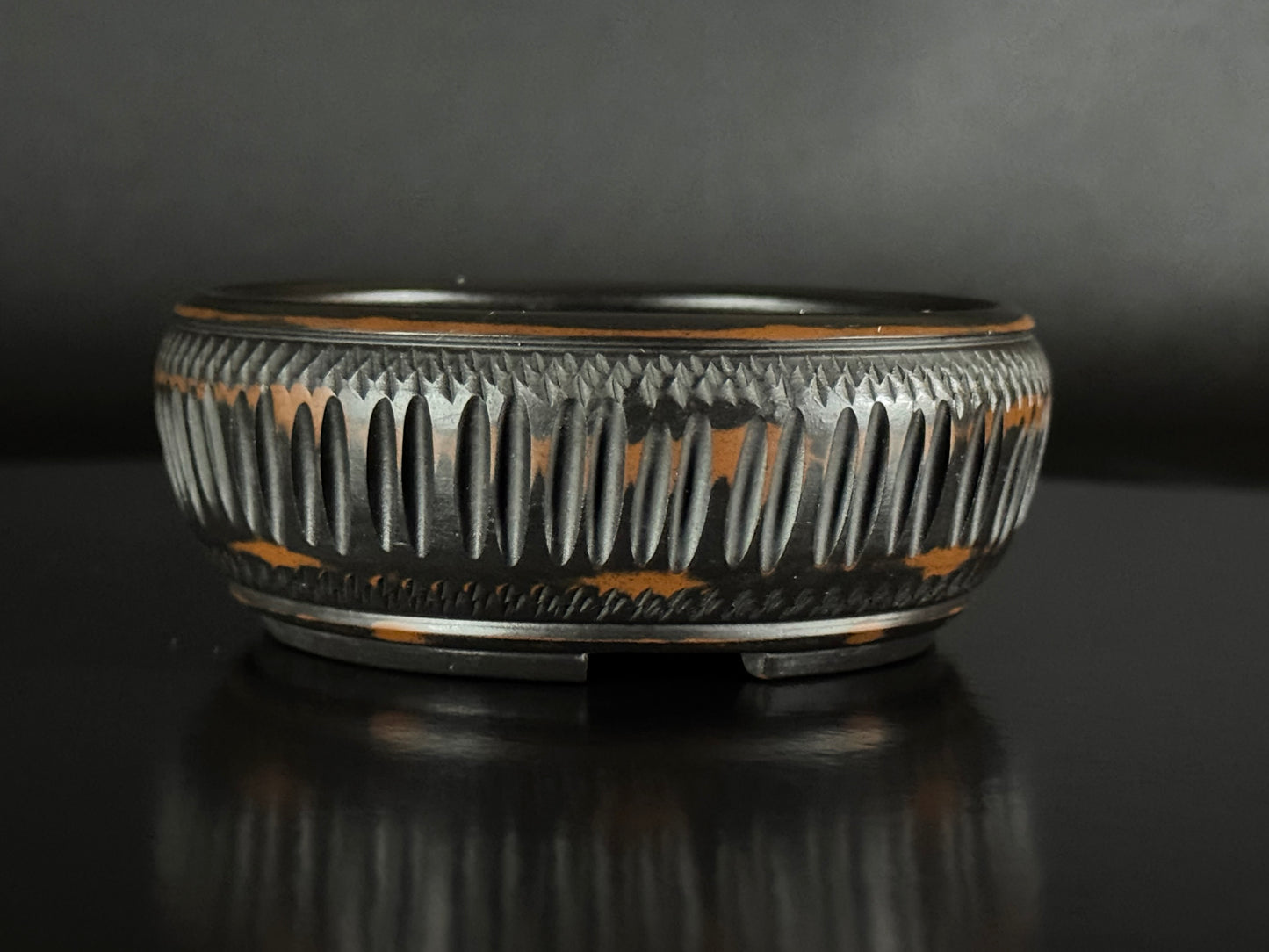 BIGEI 美芸 (Hirata Atsumi 平田あつみ) – 常滑 – 9.5cm Round, Unglazed Carved.
